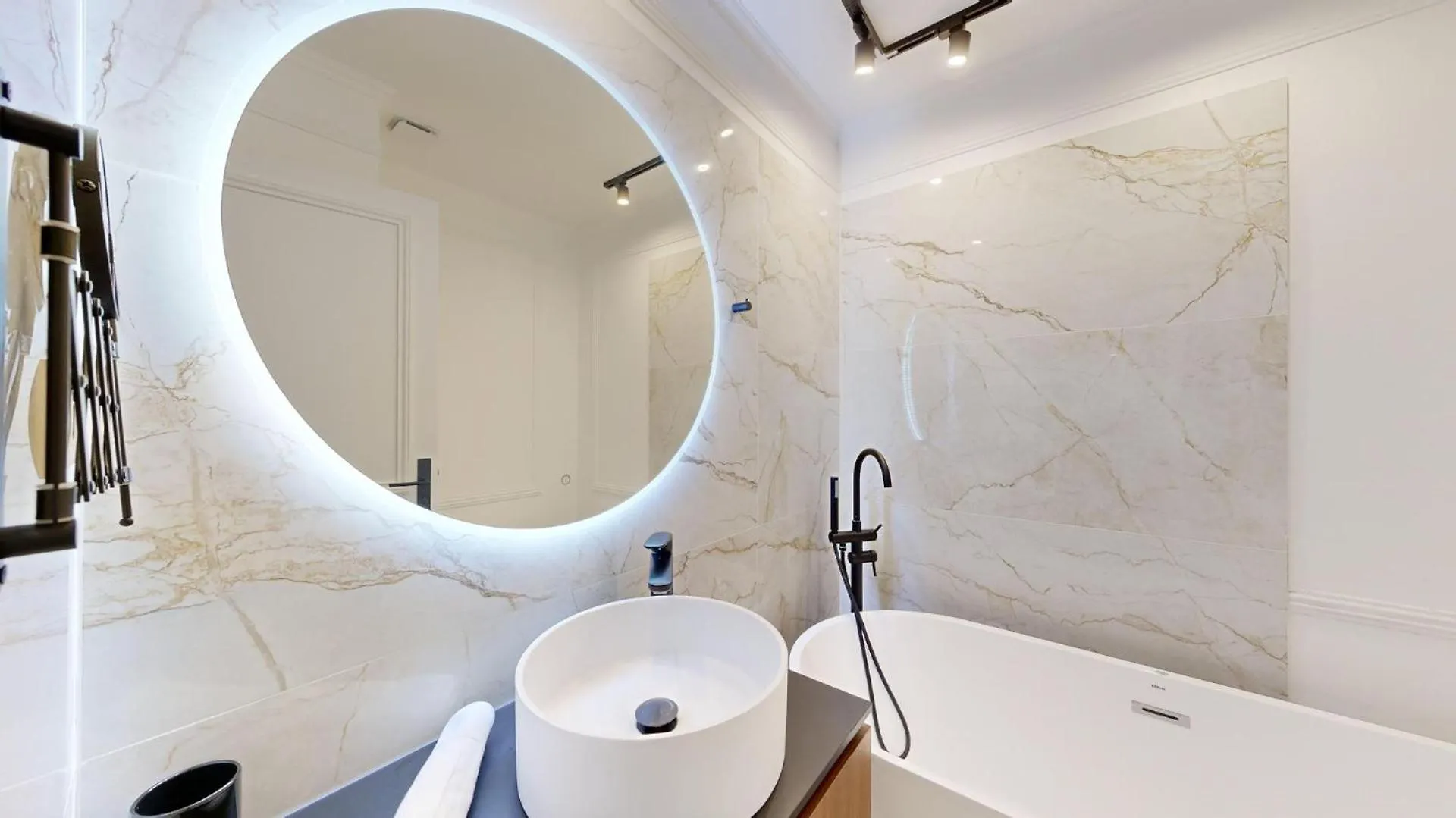Bluestay 165 - Spacieux Appartement A Paris 0*,